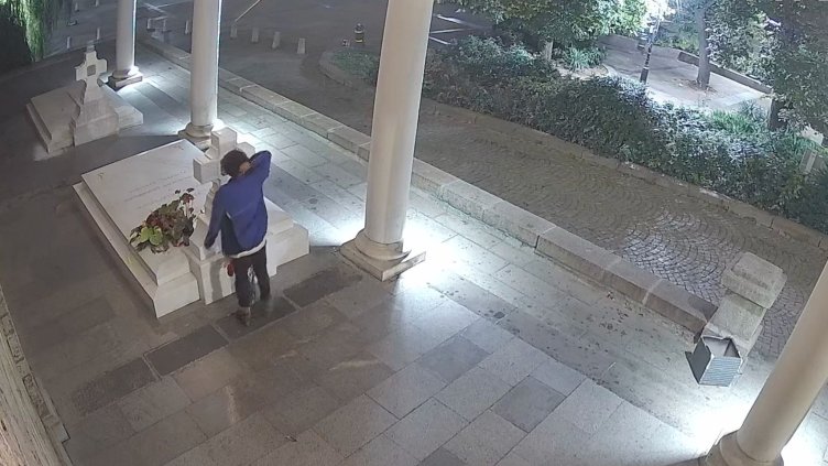 Пак оскверниха гроба на патриарх Неофит ВИДЕО