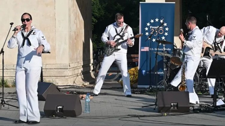 Чуйте метъл версията на "Бангаранга", изпълнена от ВМС на САЩ ВИДЕО