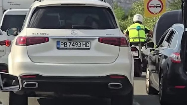 Докато останалите висят в задръстване полицаи разчистват пътя за луксозен джип ВИДЕО