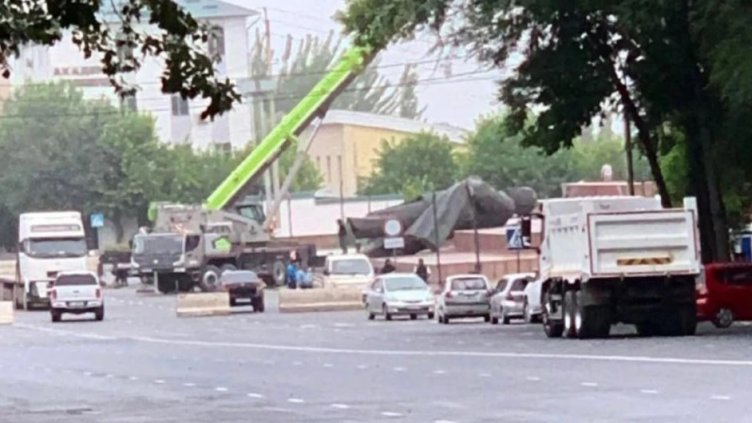 Събориха най-високата статуя на Ленин в Централна Азия ВИДЕО