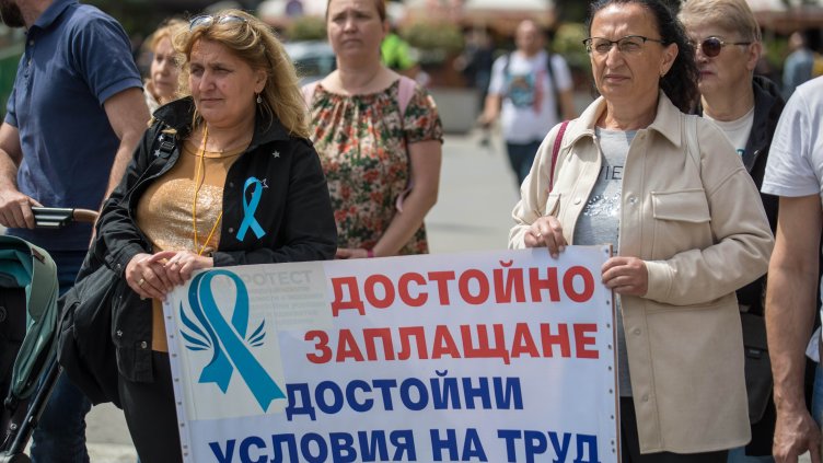 Протест под прозорците на МЗ: Здравни специалисти искат по-високи заплати