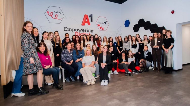 Обща снимка на участниците във второто издание на програмата STEMfem Junior