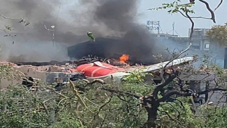 Пътнически самолет с над 200 души на борда се разби в жилищен район в Индия ВИДЕО