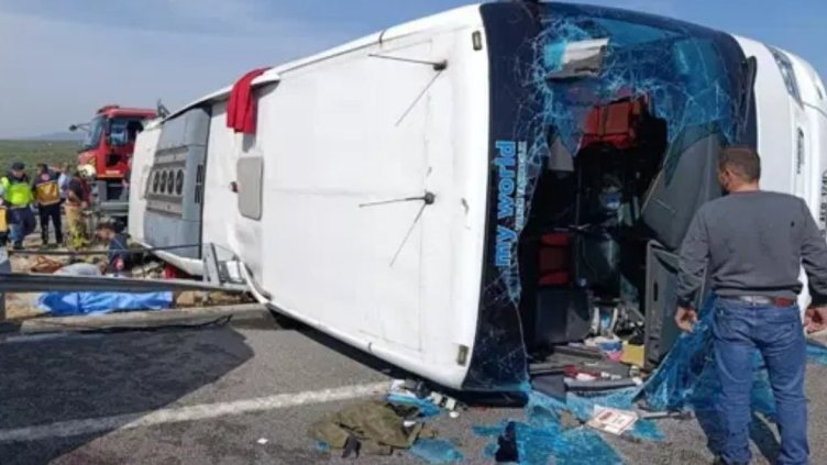 11 загинаха при катастрофа с турустически автобус в Турция ВИДЕО
