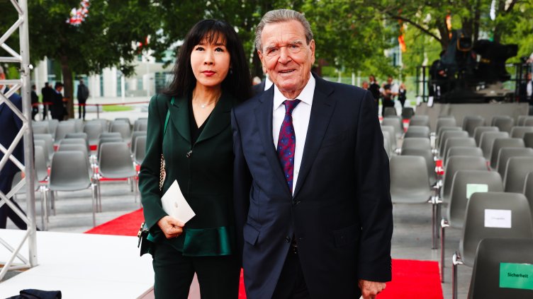 Герхард Шрьодер и съпругата му Сойон Ким. Снимка: архив, БГНЕС