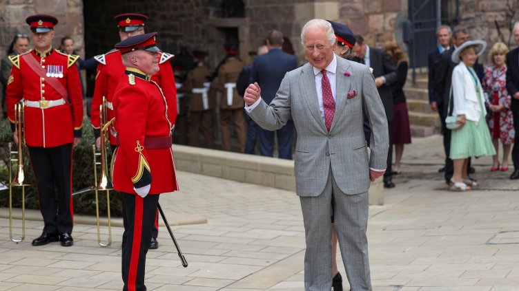 Крал Чарлз отдаде почит на жертвите на самолетната катастрофа в Индия 