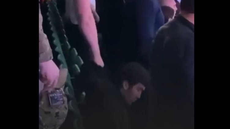 Мъж отказа да стане за руския химн, принудиха го ВИДЕО