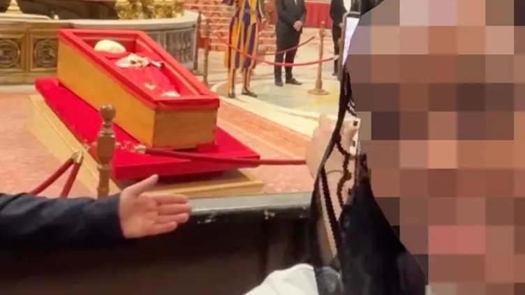 Гняв във Ватикана: Туристи се усмихват на селфита с тялото на папа Франциск 