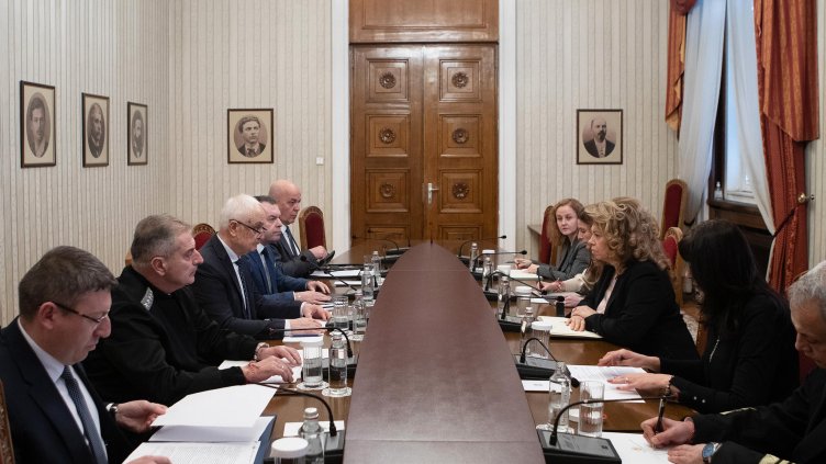 Йотова свика службите заради конфликта в Близкия изток