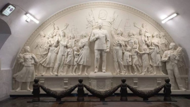 Откриха скулптура на съветския лидер Йосиф Сталин в метрото в Москва