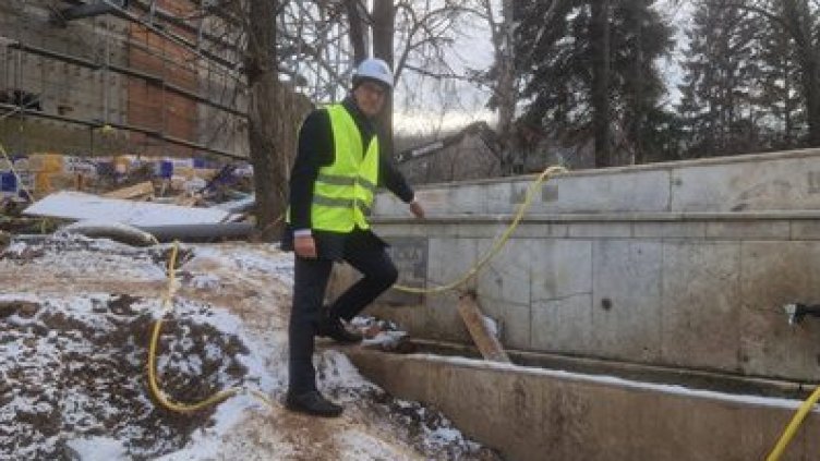 Трайчо Трайков показва мястото за паметника. Снимка Фейсбук/Traicho Traikov