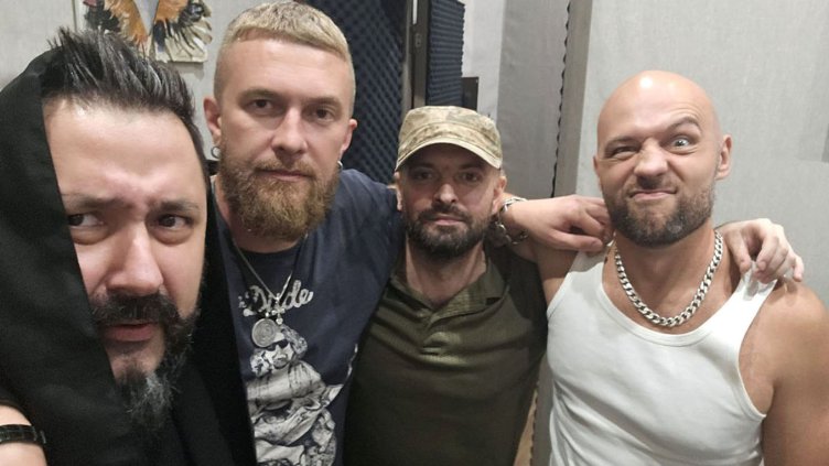 Паметник на корупцията от военно време: Руски рапъри направиха албум за войниците в Украйна