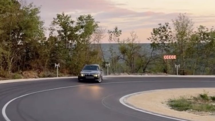 Дрифтаджия с &ldquo;Мерцедес&rdquo; кара с над 303км/ч ВИДЕО