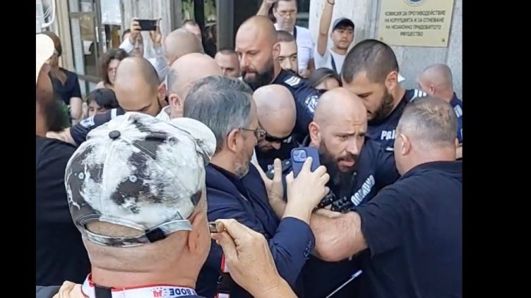 БОЕЦ протестира пред КПК, стигна се до напрежение ВИДЕО