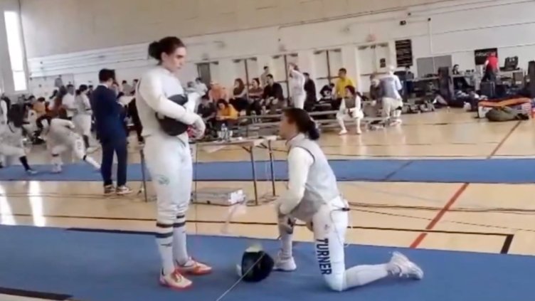 Фехтовачката, коленичила пред транс опонент: Има шокиращата протранс култура в USA Fencing