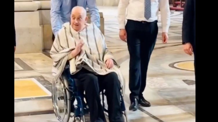 Папата се появи изненадващо в базиликата "Св. Петър" с... пончо ВИДЕО