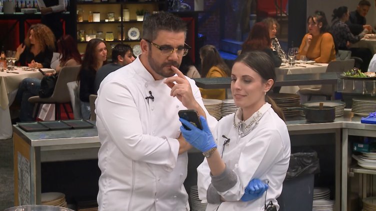 Инфлуенсърката Флора се провали зад печката и се сбогува с Hell&rsquo;s Kitchen