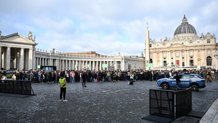 Скандален US кардинал, защитаващ педофили, ще затвори ковчега на папата