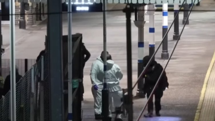 Има двама задържани за атаката с нож във влак в Англия