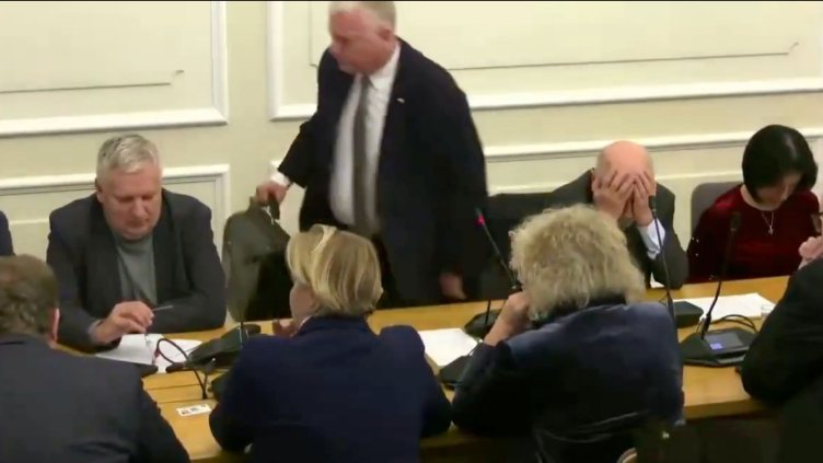 Скандал в полска комисия: Депутат я напусна, заявявайки "Сбогом, идиоти!" ВИДЕО