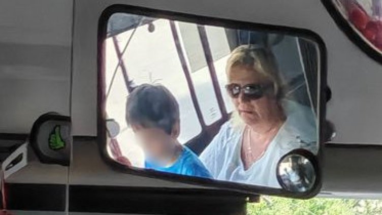 Жена вози пътници в тролейбус в София с дете в скута 