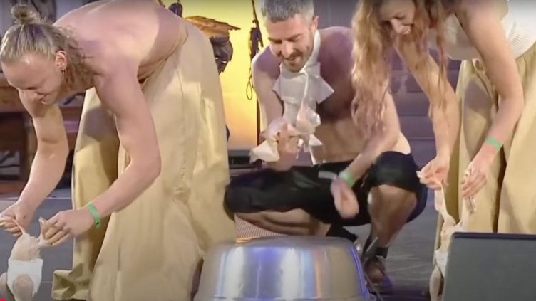 Полуголи мъже и танцуващи пилета разгневиха католиците от Германия до Нова Зеландия ВИДЕО