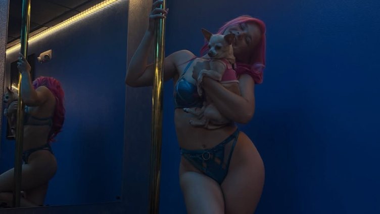 Стриптийзьорка: Депресирани войници хвърлят парите си за жени, пращат ги в Иран ВИДЕО