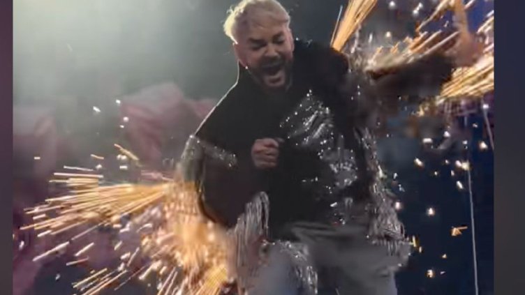 Инцидент: Филип Киркоров се запали на сцената ВИДЕО