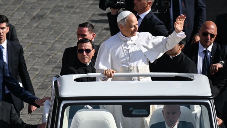 Хиляди католици на пл. &ldquo;Св. Петър&rdquo; са в очакване на интронизацията на папа Лъв XIV НА ЖИВО