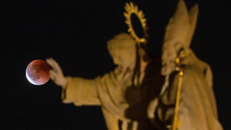 В кадър: "Кървава Луна" по време на пълно лунно затъмнение