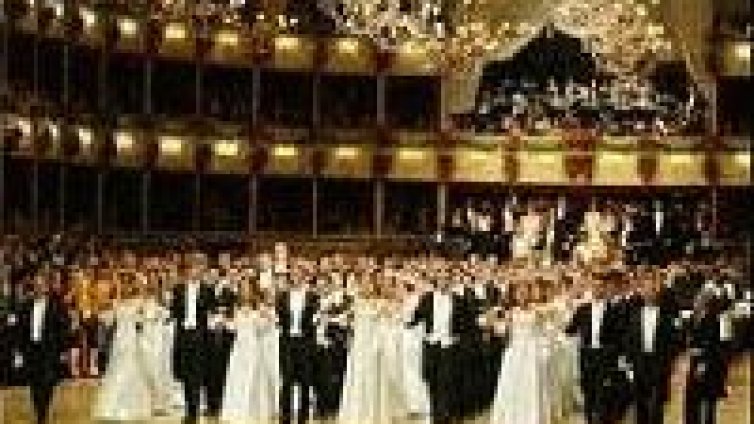 Цветя и елегантност властват на тазгодишния Бал на Виенската опера
