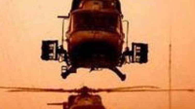 Военен пилот доставя пица на гаджето си с бойния си хеликоптер