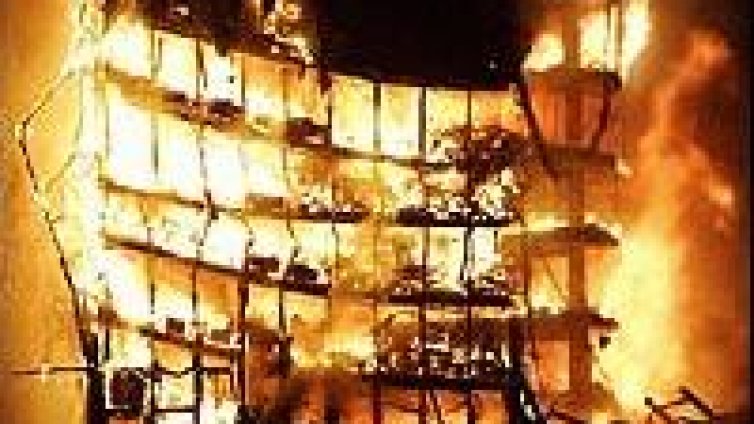 Части от 32-етажна мадридска офис сграда се срутиха заради силен пожар