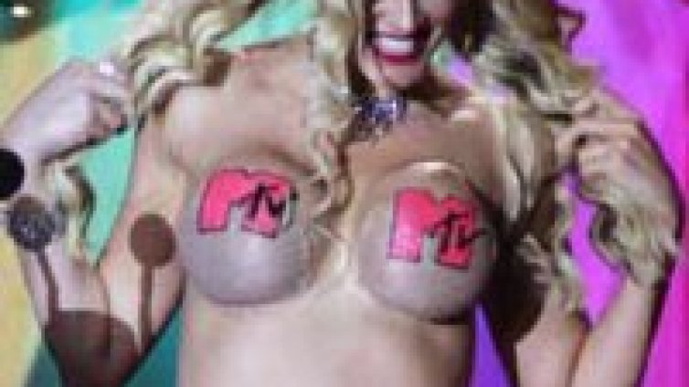 Ана-Никол Смит разголи гръд на MTV награди