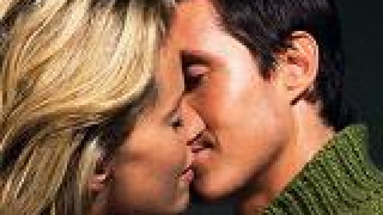 Обявяват състезание за най-дълга осмомартенска целувка