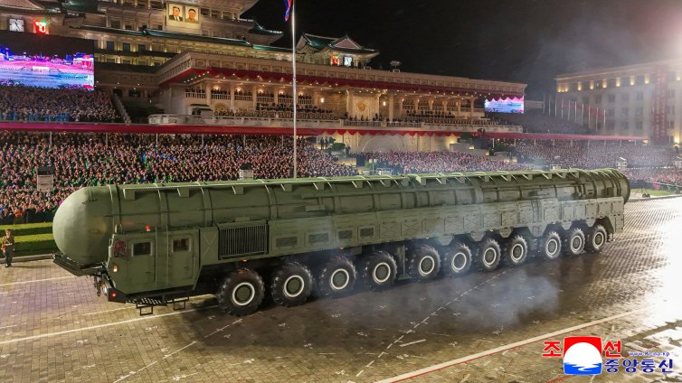 Какви оръжия показа Северна Корея на военния си парад? ВИДЕО