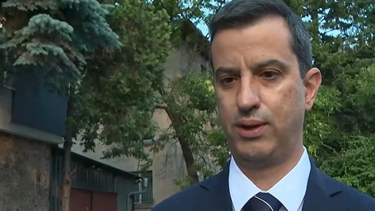 Луд екшън: Крадец опита да отвлече кола с полицай и дете в нея в центъра на София