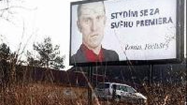 Билбордове в Прага: &ldquo;Срамувам се от своя министър-председател&rdquo;