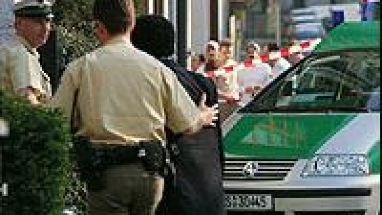 Мъж съсече жена със сабя и рани още трима души в Щутгарт