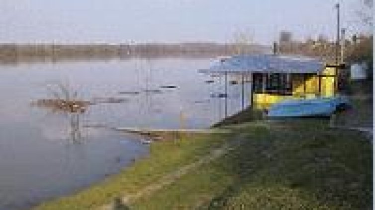 Нивото на река Дунав край Видин остава над осем метра