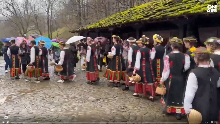 На Лазаровден: Моми благословиха майсторите от дюкяните на "Етъра"