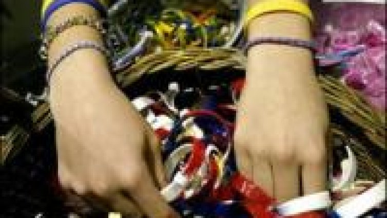 Забраняват на английските ученици да носят гривни по време на изпити