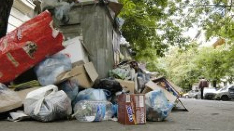 Започват да дезинфектират кофите в София