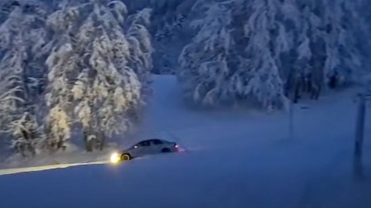 Джигити и в Алпите: Кола се спуска по пистите, застрашавайки скиори ВИДЕО