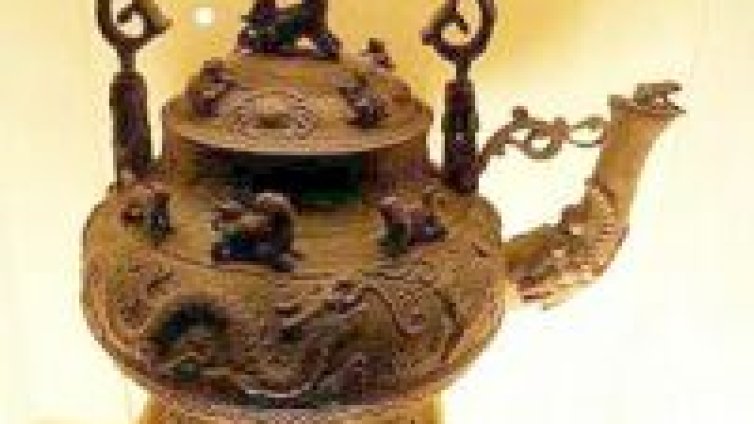 Атакуват последователи на гигантски чайник в Малайзия