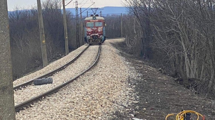 Жена и дете загинаха при удар между каруца и влак в Сливен