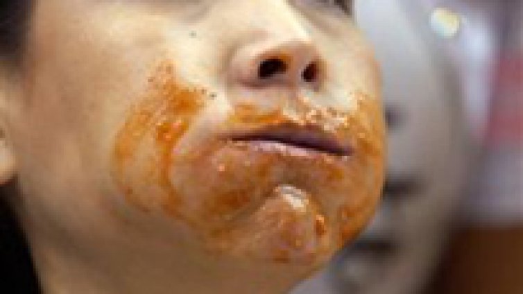 Хилавата американка този път изяде 44 омара за 12 минути