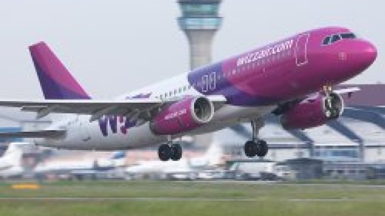 Първият евтин полет кацна в София