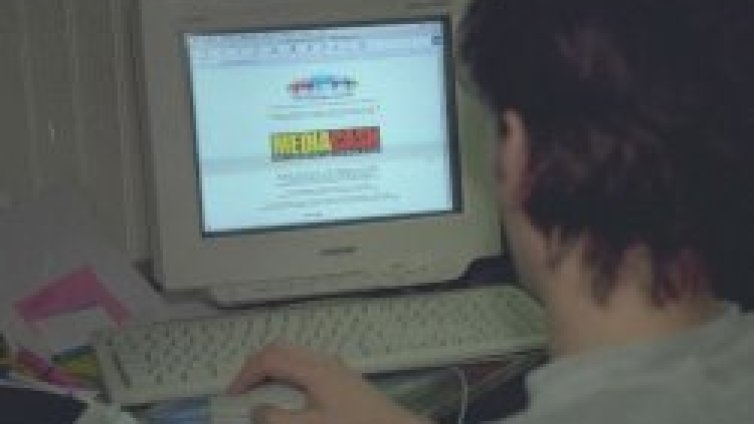 Разкриха 15-годишен хакер, вилнял из мрежите на институции и фирми