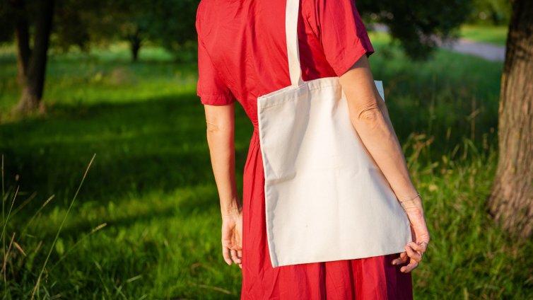 Платнените чанти са хит това лято